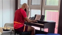 Bryan Mbeumo: Chiến binh tìm đến piano để chữa lành